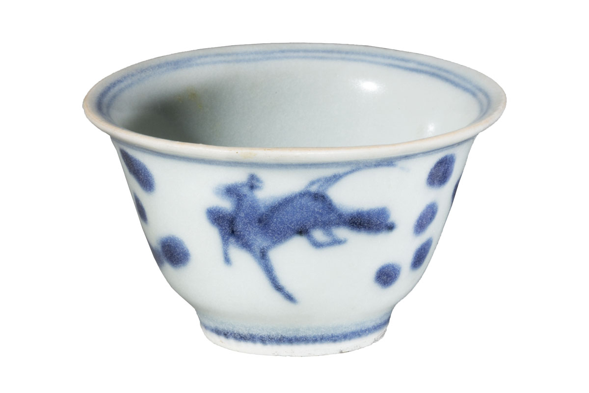 Tea Cup from Vung Tau Shipwreck, 1675-1690 Simple white handless teacup with blue decorations