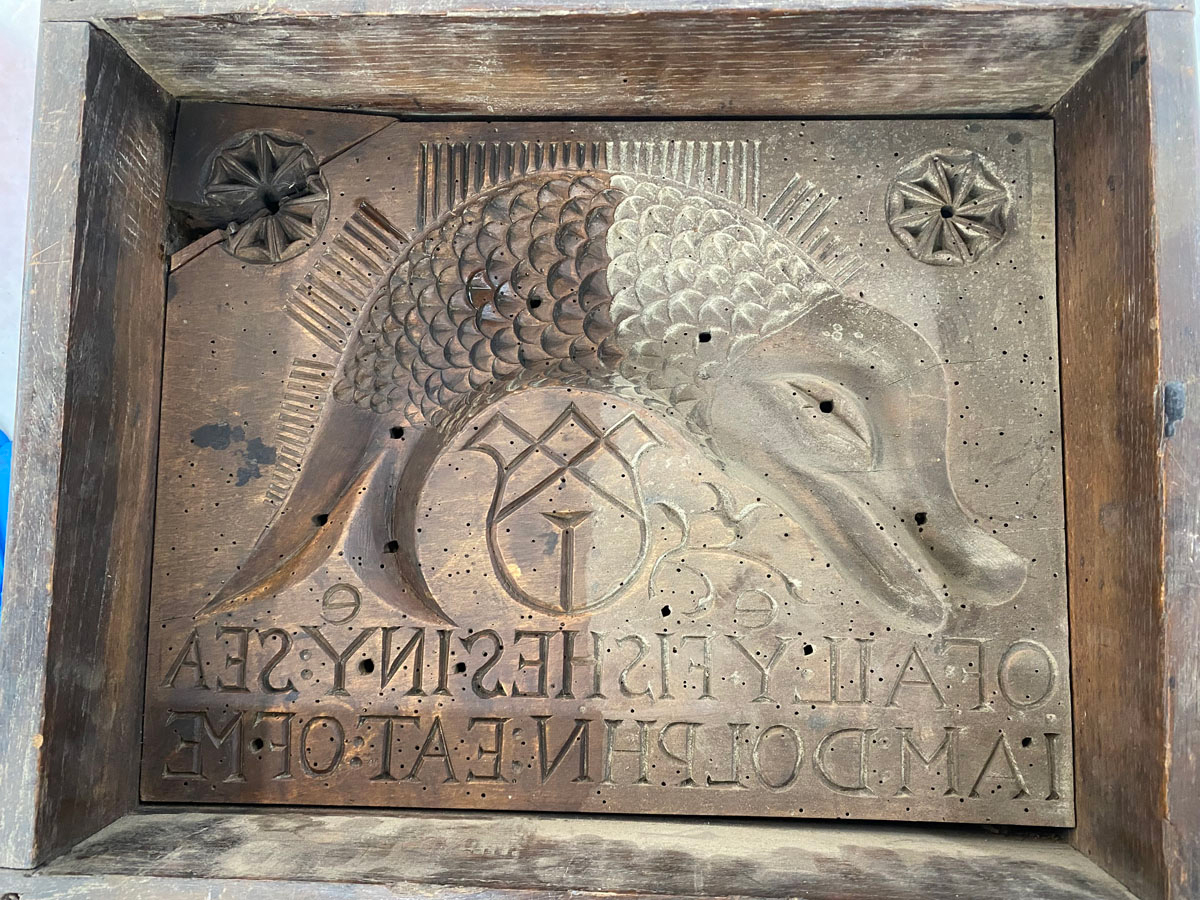 Dolphin-mold-during-cleaning Dolphin Mold during the cleaning process